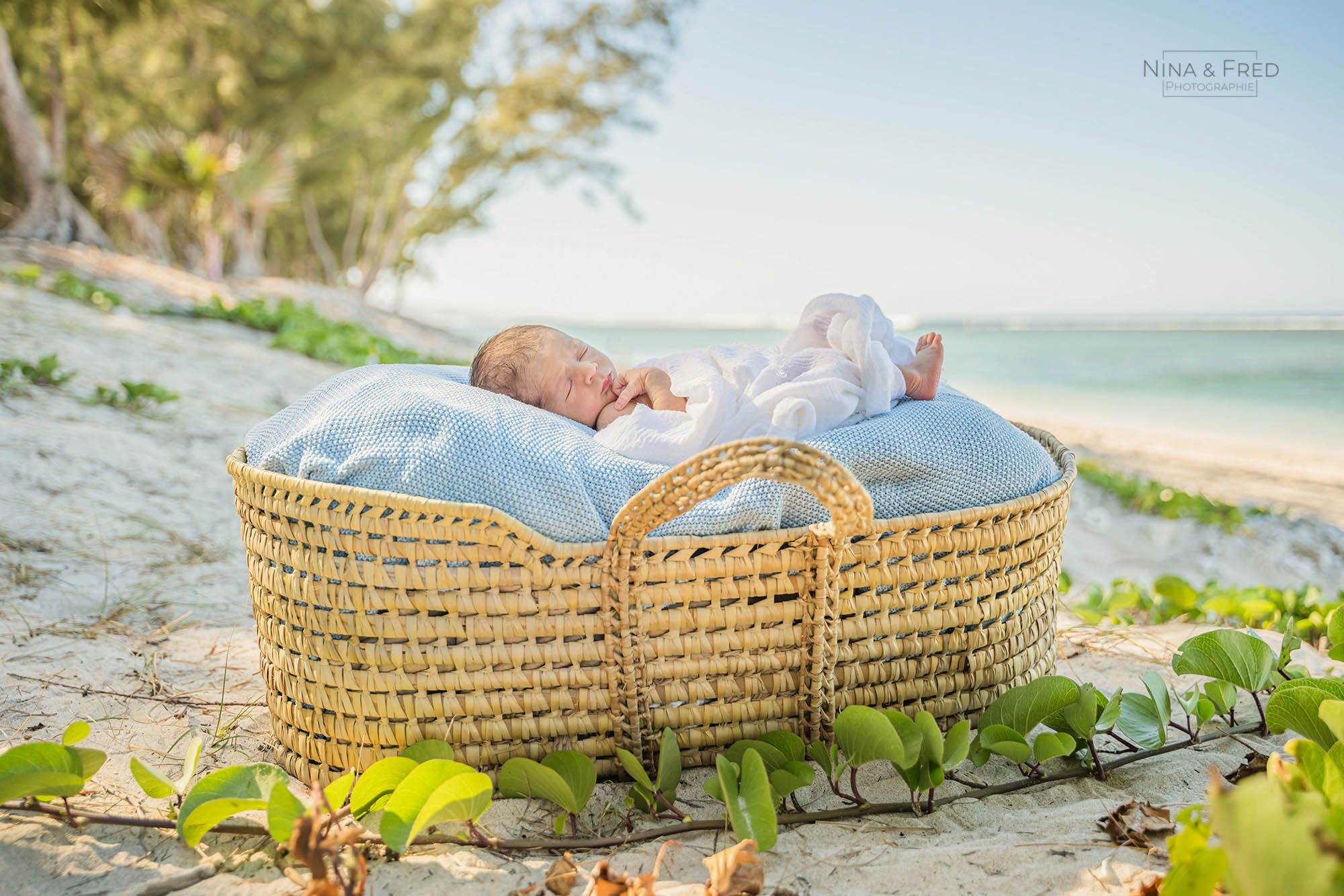 Photographie de naissance sur la plage à la Réunion M&L&E